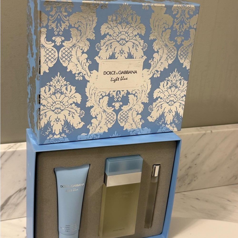 Dolce & Gabbana Light Blue Fragrance Set in Elegant Blue